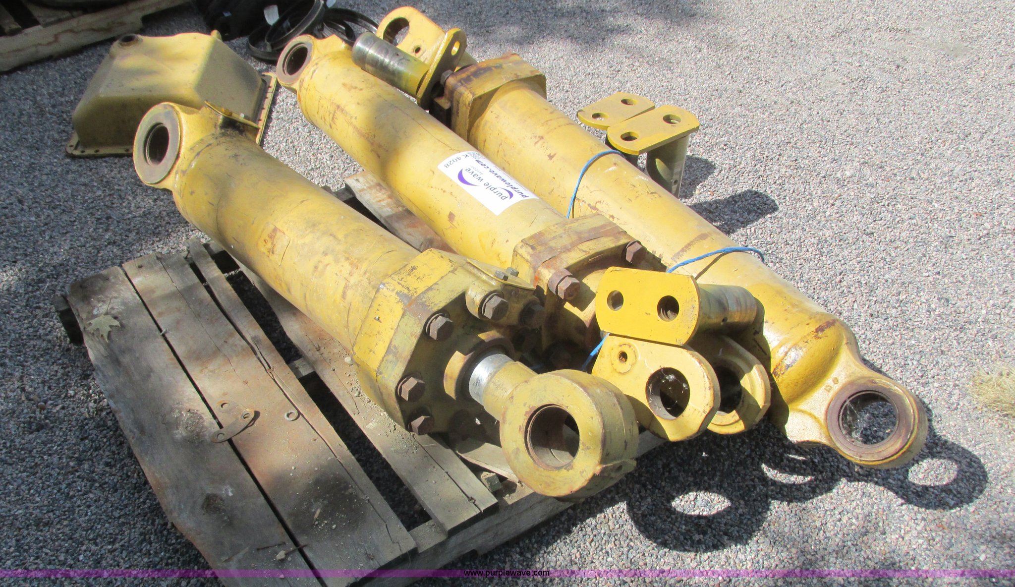 Caterpillar hydraulic cylinders in Carver, MN Item K4028 sold