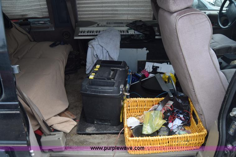 image for item CB9295 1996 GMC Safari van