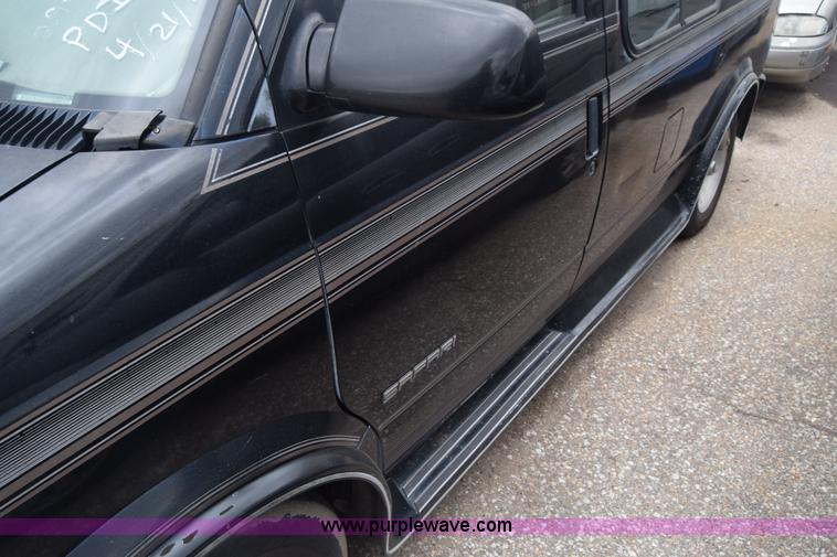image for item CB9295 1996 GMC Safari van
