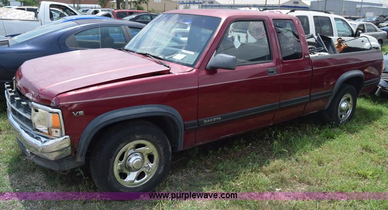 image for item CB9305 1996 Dodge Dakota Club Cab pickup truck