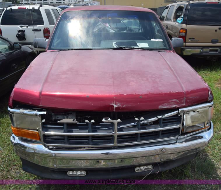 image for item CB9305 1996 Dodge Dakota Club Cab pickup truck