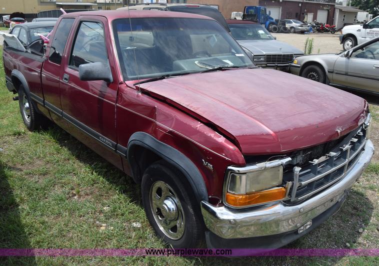 image for item CB9305 1996 Dodge Dakota Club Cab pickup truck