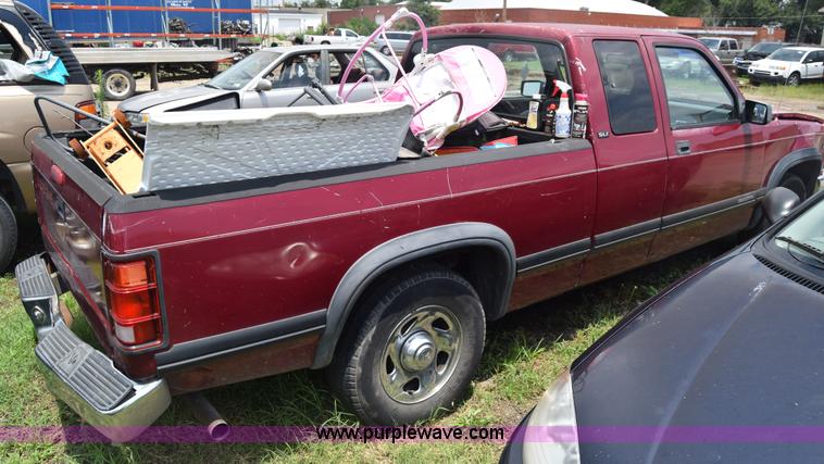 image for item CB9305 1996 Dodge Dakota Club Cab pickup truck