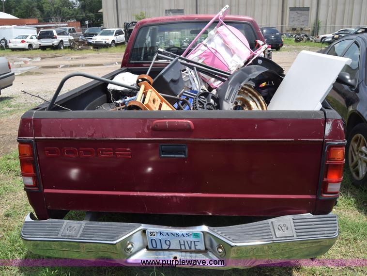 image for item CB9305 1996 Dodge Dakota Club Cab pickup truck