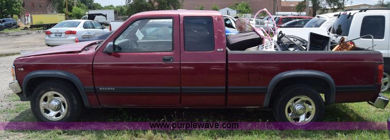 image for item CB9305 1996 Dodge Dakota Club Cab pickup truck