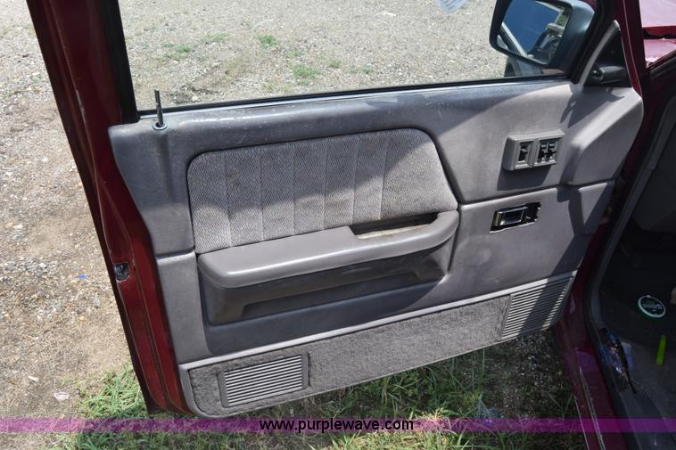 image for item CB9305 1996 Dodge Dakota Club Cab pickup truck