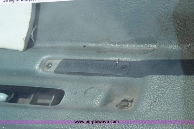 image for item CB9305 1996 Dodge Dakota Club Cab pickup truck