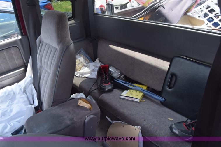 image for item CB9305 1996 Dodge Dakota Club Cab pickup truck