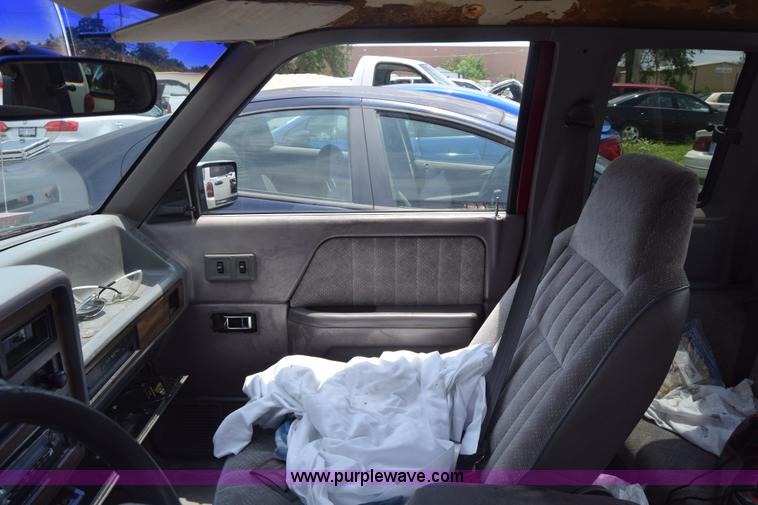 image for item CB9305 1996 Dodge Dakota Club Cab pickup truck