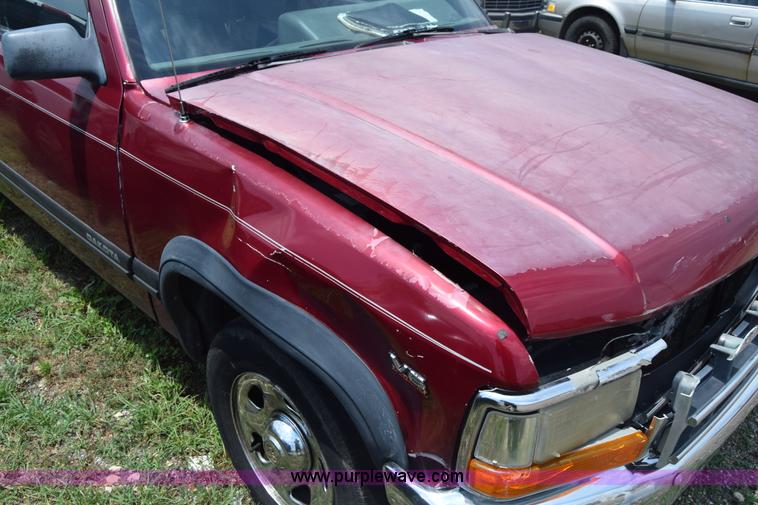 image for item CB9305 1996 Dodge Dakota Club Cab pickup truck
