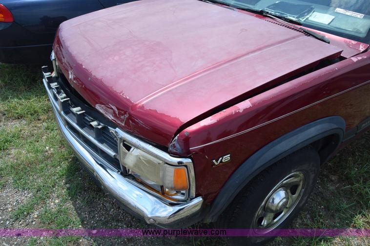 image for item CB9305 1996 Dodge Dakota Club Cab pickup truck