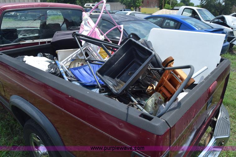 image for item CB9305 1996 Dodge Dakota Club Cab pickup truck