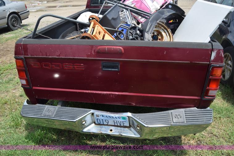 image for item CB9305 1996 Dodge Dakota Club Cab pickup truck