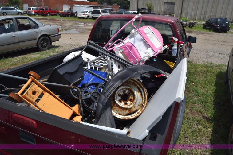 image for item CB9305 1996 Dodge Dakota Club Cab pickup truck