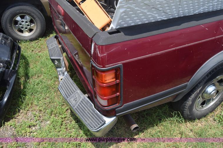 image for item CB9305 1996 Dodge Dakota Club Cab pickup truck