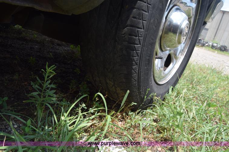 image for item CB9305 1996 Dodge Dakota Club Cab pickup truck