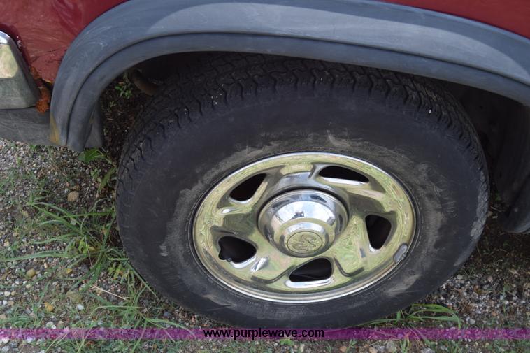 image for item CB9305 1996 Dodge Dakota Club Cab pickup truck