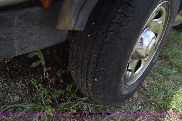 image for item CB9305 1996 Dodge Dakota Club Cab pickup truck