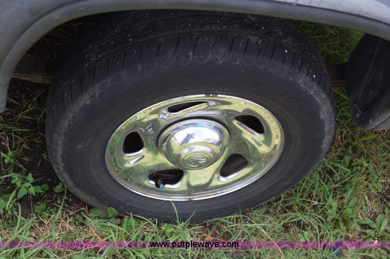 image for item CB9305 1996 Dodge Dakota Club Cab pickup truck