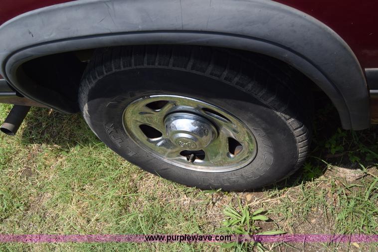 image for item CB9305 1996 Dodge Dakota Club Cab pickup truck