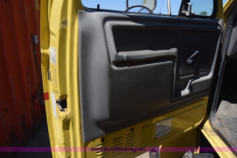 image for item K7254 1988 Ford F700 box truck