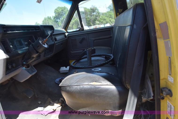 image for item K7254 1988 Ford F700 box truck