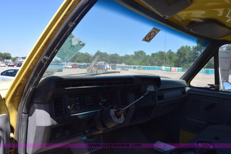 image for item K7254 1988 Ford F700 box truck