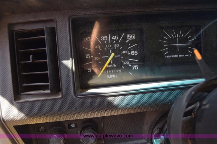 image for item K7254 1988 Ford F700 box truck