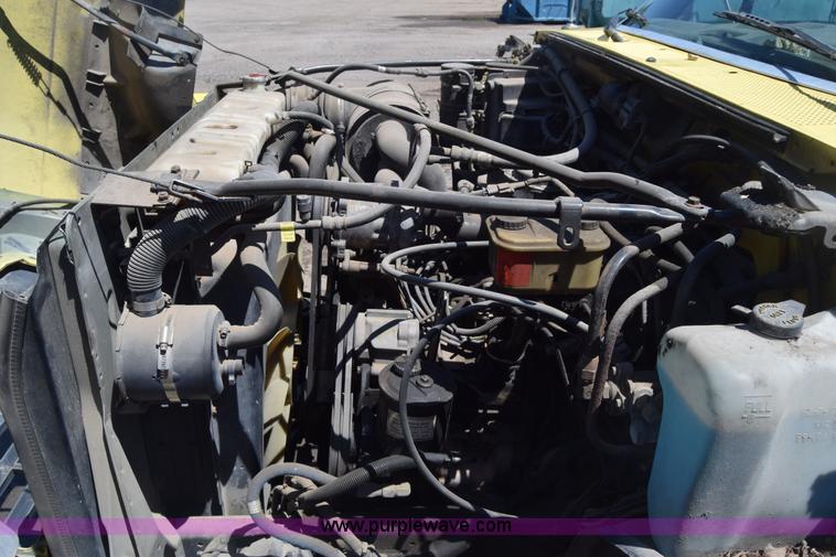 image for item K7254 1988 Ford F700 box truck