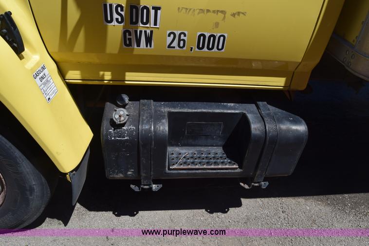 image for item K7254 1988 Ford F700 box truck