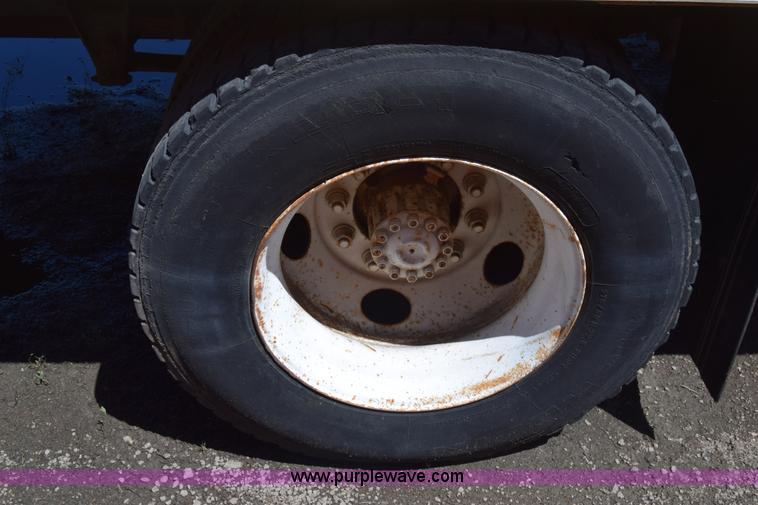 image for item K7254 1988 Ford F700 box truck