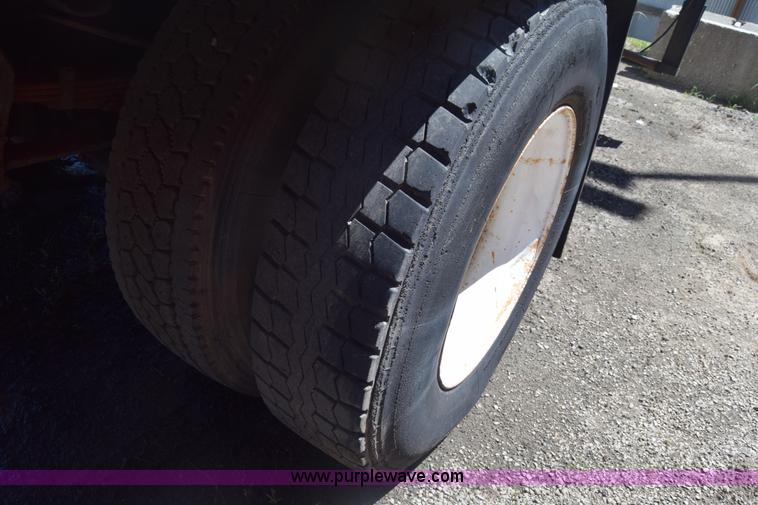 image for item K7254 1988 Ford F700 box truck