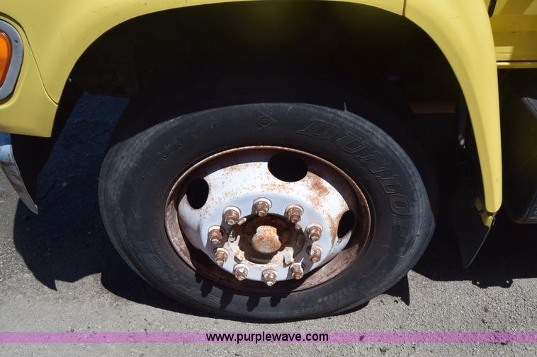 image for item K7254 1988 Ford F700 box truck