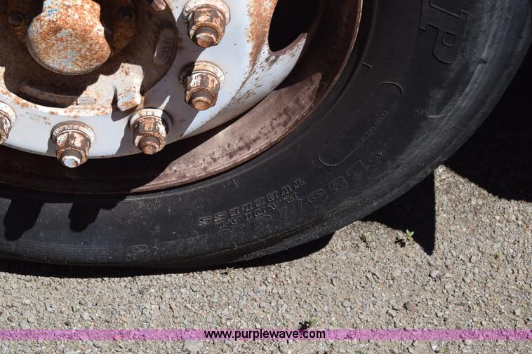 image for item K7254 1988 Ford F700 box truck