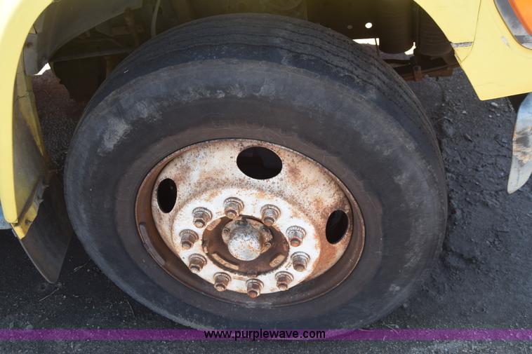 image for item K7254 1988 Ford F700 box truck