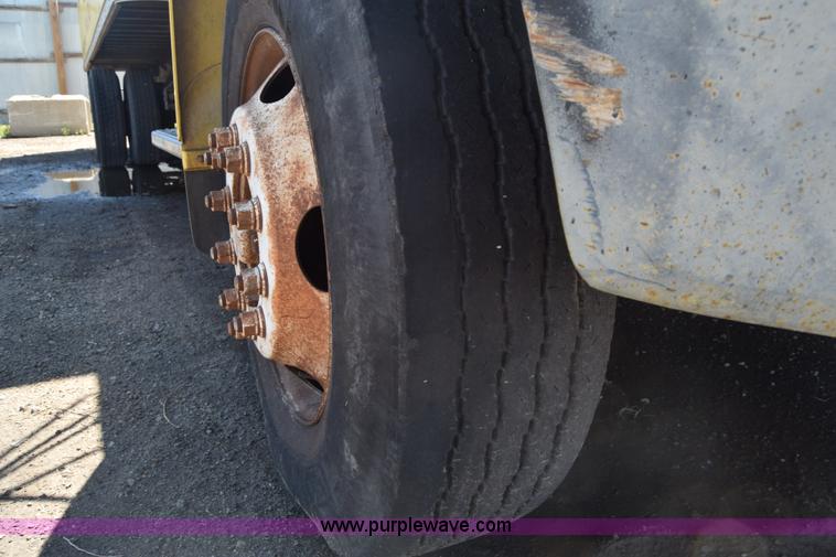 image for item K7254 1988 Ford F700 box truck