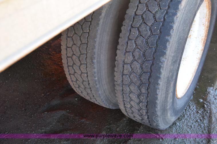 image for item K7254 1988 Ford F700 box truck