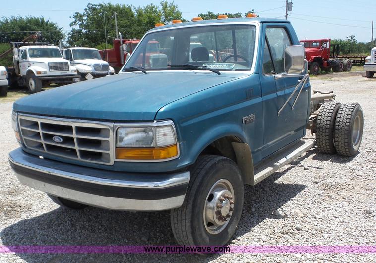 image for item AG9198 1994 Ford 420 truck cab and chassis
