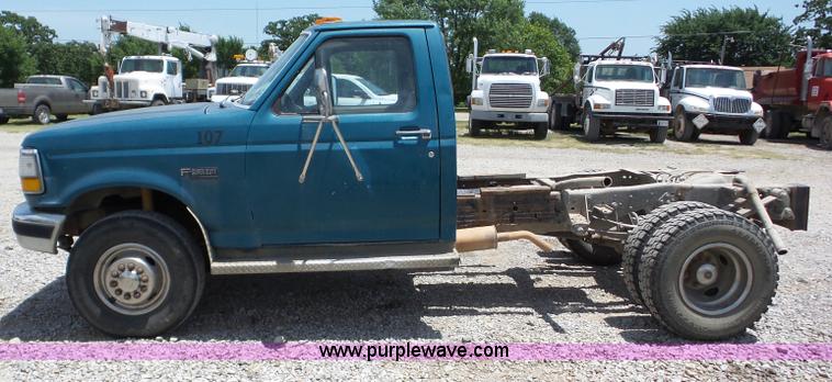 image for item AG9198 1994 Ford 420 truck cab and chassis