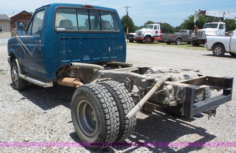 image for item AG9198 1994 Ford 420 truck cab and chassis