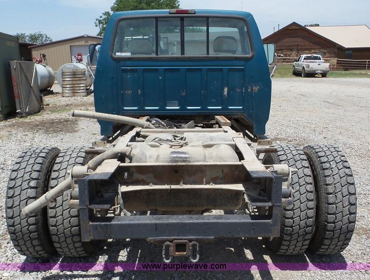 image for item AG9198 1994 Ford 420 truck cab and chassis