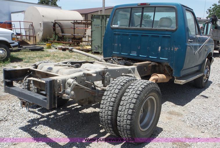 image for item AG9198 1994 Ford 420 truck cab and chassis