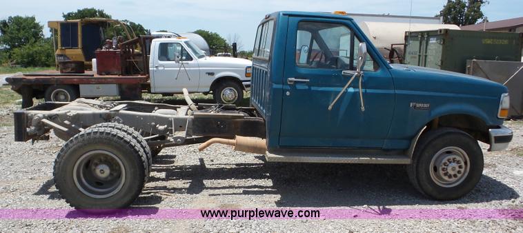 image for item AG9198 1994 Ford 420 truck cab and chassis