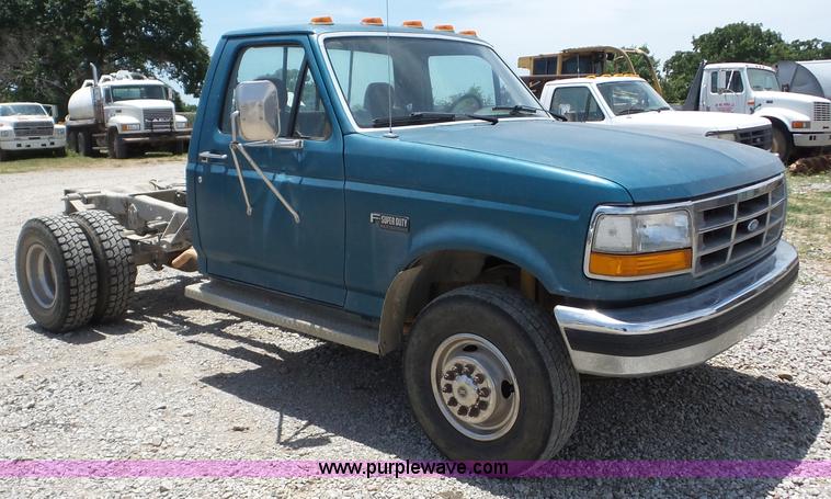 image for item AG9198 1994 Ford 420 truck cab and chassis