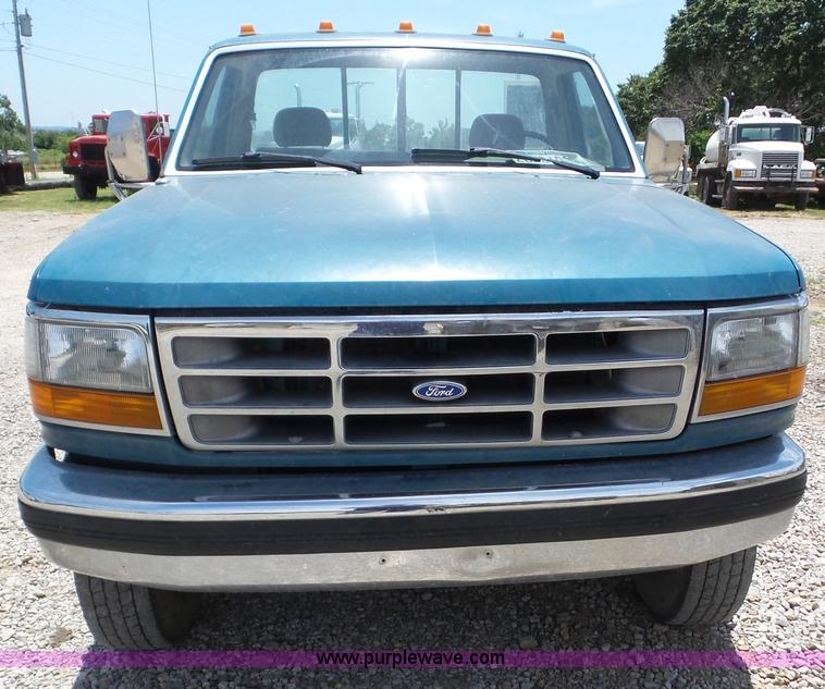 image for item AG9198 1994 Ford 420 truck cab and chassis