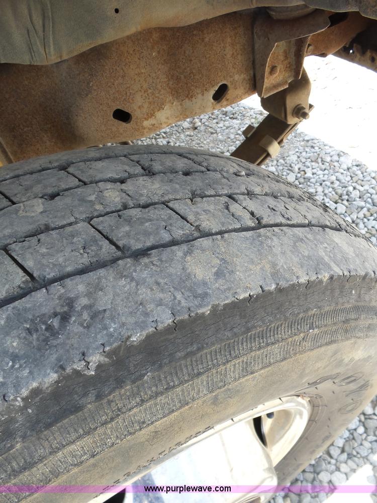 image for item AG9198 1994 Ford 420 truck cab and chassis