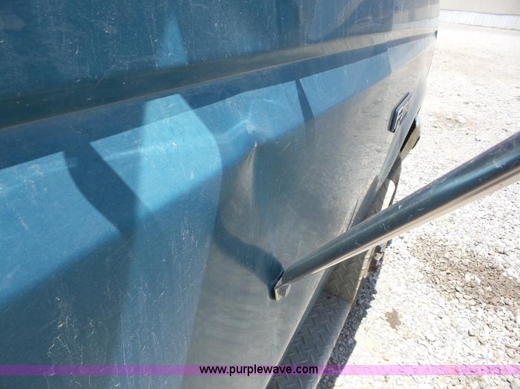 image for item AG9198 1994 Ford 420 truck cab and chassis
