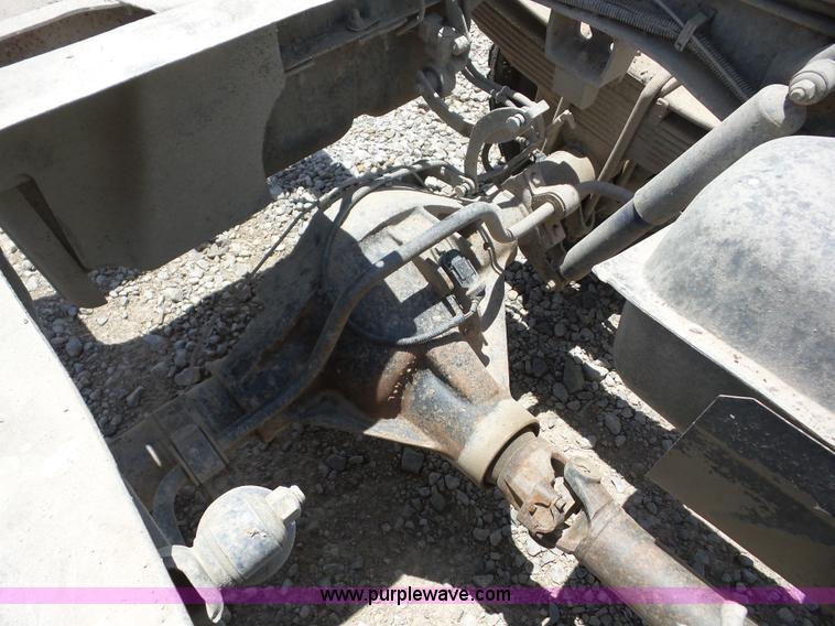 image for item AG9198 1994 Ford 420 truck cab and chassis