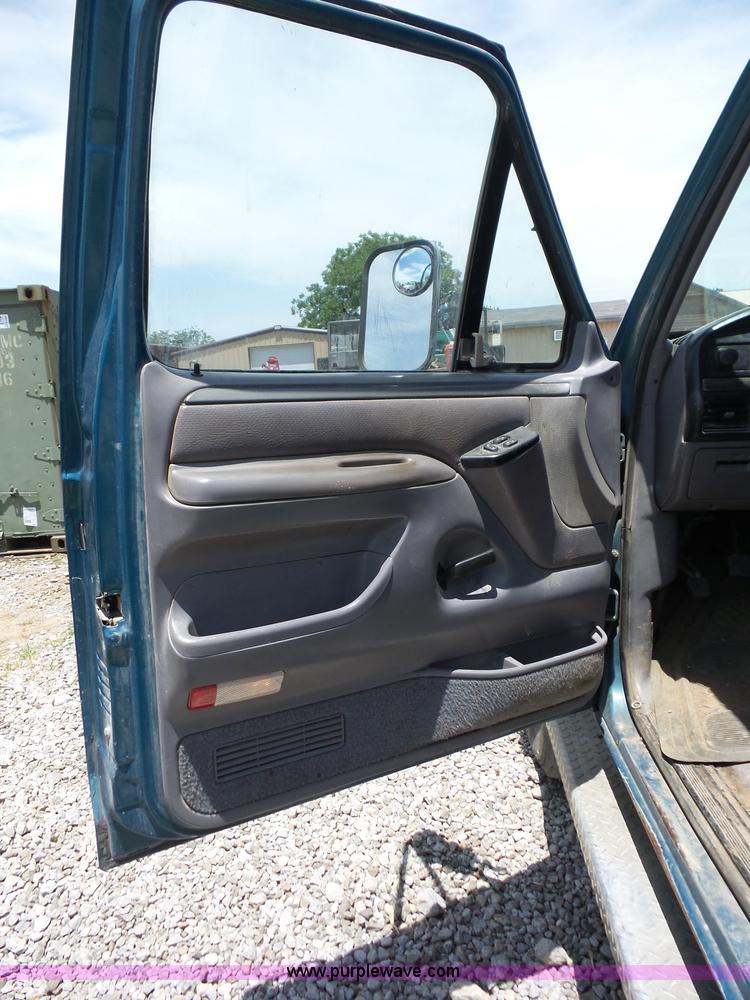 image for item AG9198 1994 Ford 420 truck cab and chassis