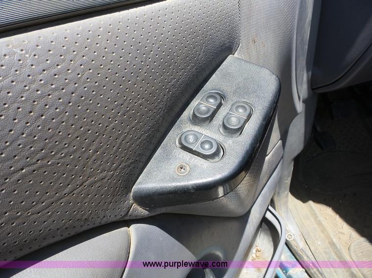 image for item AG9198 1994 Ford 420 truck cab and chassis